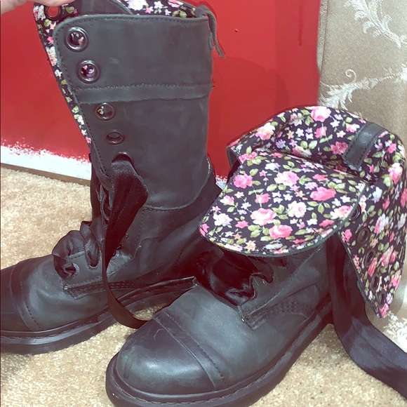 Dr. Martens Shoes - Doc martians Dr. Martens Shoes - Doc martians